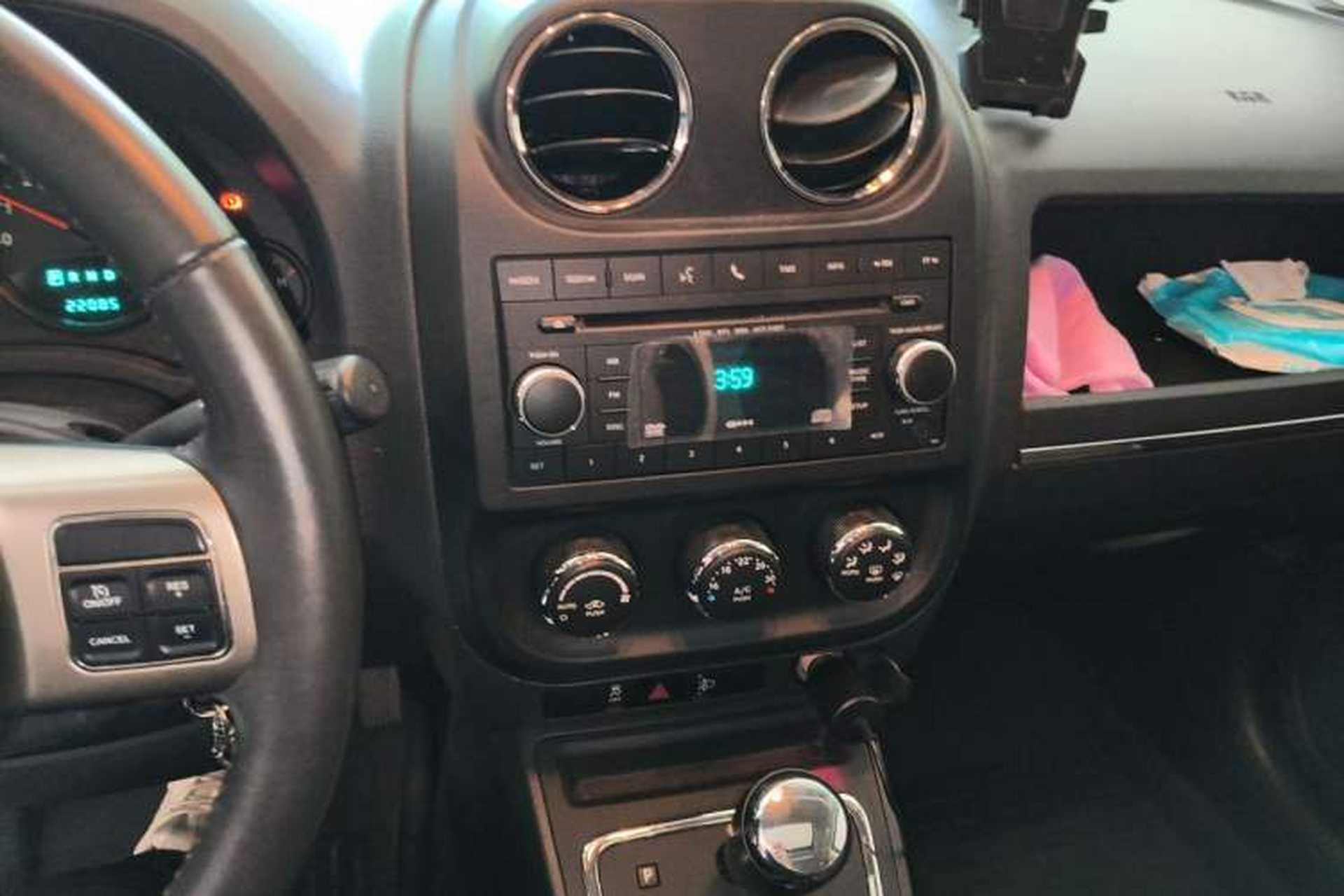 Used Jeep Compass 2013 2.4L four-wheel-drive sport version Audio And AC Panel