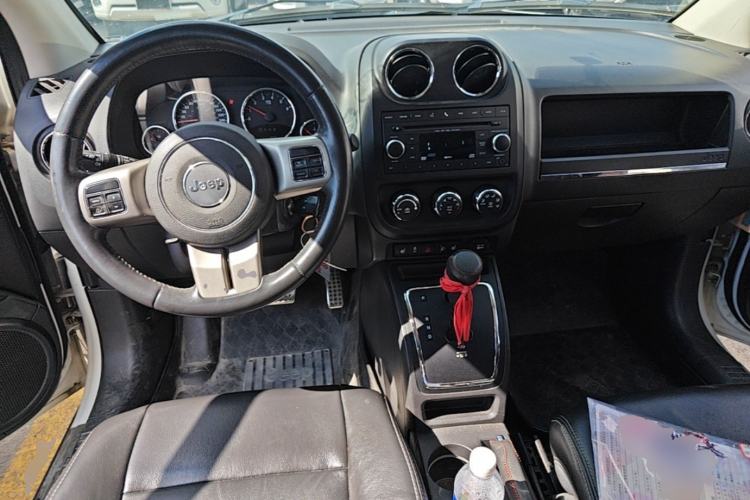Used Jeep Compass 2013 2.4L four-wheel drive urban version Center Console