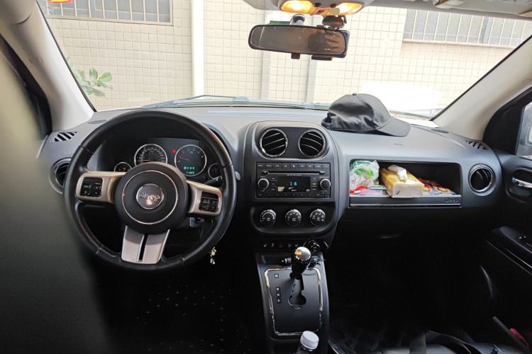 Used Jeep Compass 2013 2.4L four-wheel drive urban version Center Console