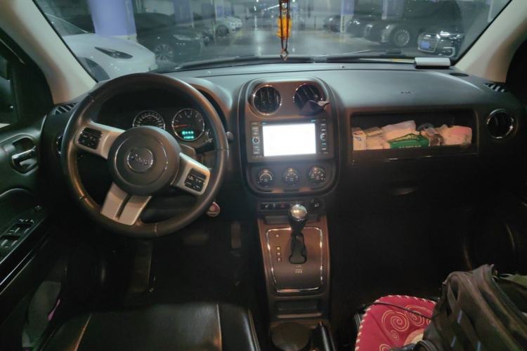 Used Jeep Compass 2013 2.4L four-wheel drive luxury version Center Console