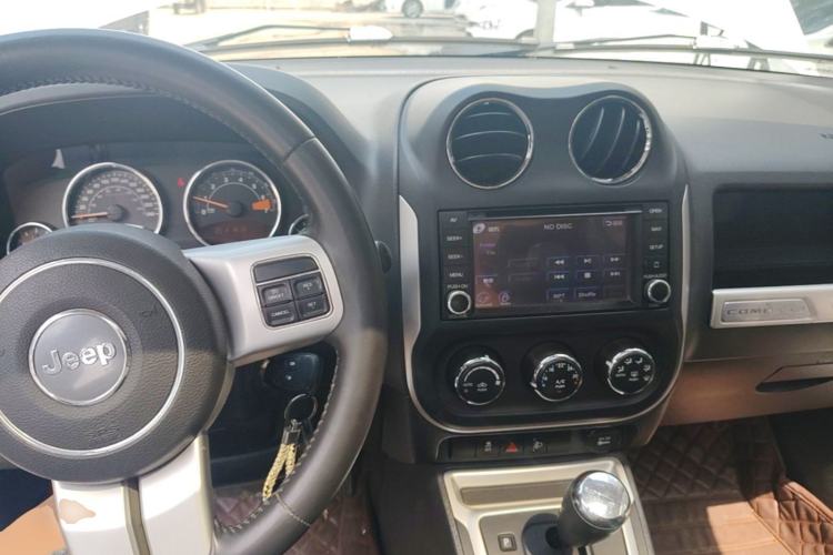 Used Jeep Compass 2013 2.4L four-wheel-drive sport version Center Console