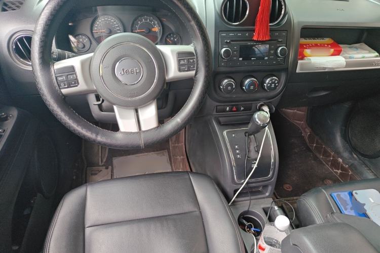 Used Jeep Compass 2013 2.0L two-wheel drive sport version Center Console