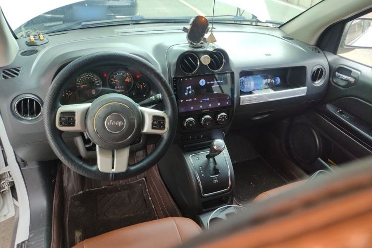 Used Jeep Compass 2013 2.4L four-wheel-drive sport version Center Console