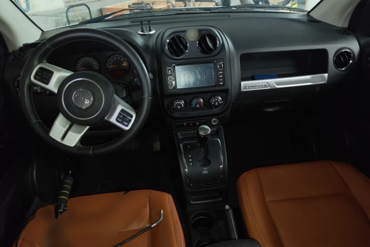 Used Jeep Compass 2013 2.0L two-wheel drive sport version Center Console
