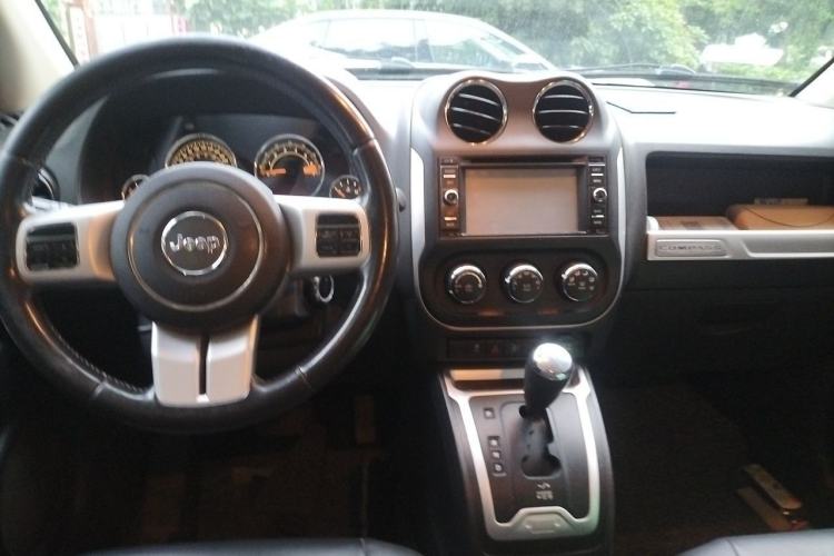 Used Jeep Compass 2013 2.4L four-wheel-drive sport version Center Console