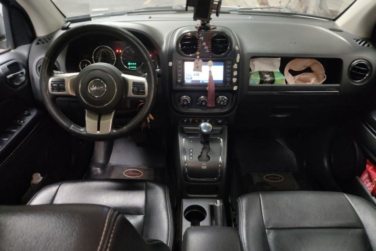 Used Jeep Compass 2013 2.4L four-wheel drive luxury version Center Console