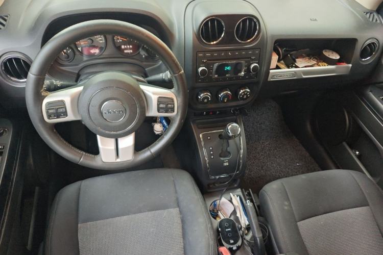 Used Jeep Compass 2013 2.4L four-wheel-drive sport version Center Console
