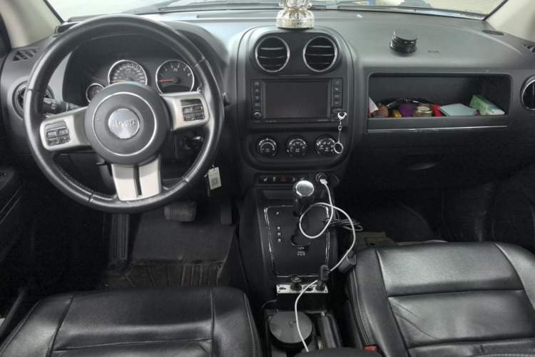 Used Jeep Compass 2013 2.4L Four-wheel Drive Black Edition with Navigation Center Console
