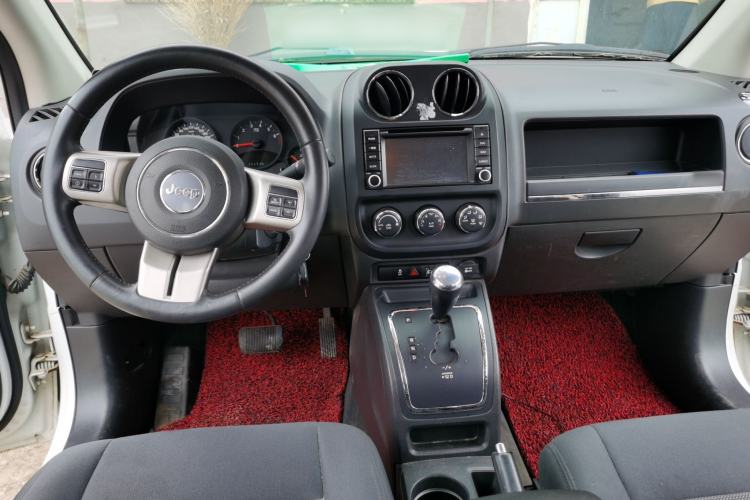 Used Jeep Compass 2013 2.4L four-wheel-drive sport version Center Console