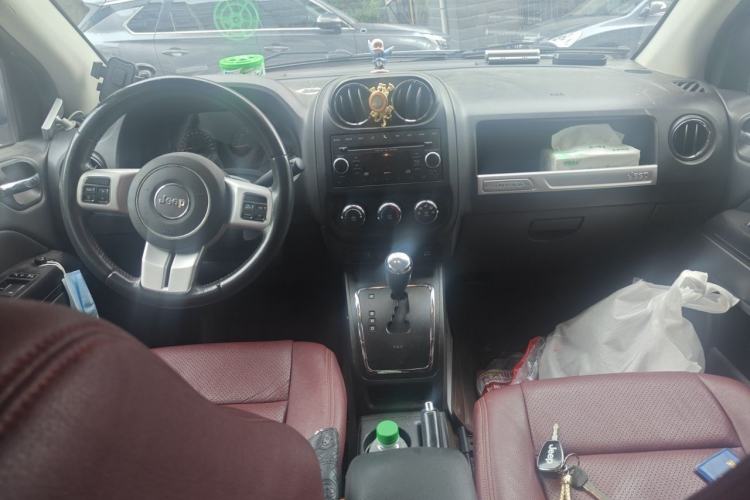 Used Jeep Compass 2013 2.4L four-wheel-drive sport version Center Console
