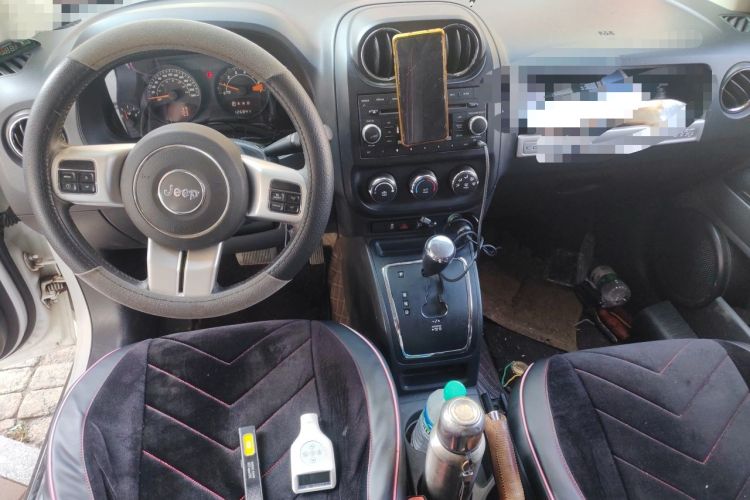 Used Jeep Compass 2013 2.4L four-wheel-drive sport version Center Console