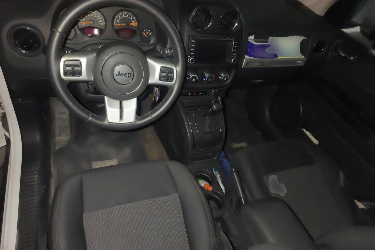 Used Jeep Compass 2013 2.0L two-wheel drive sport version Center Console