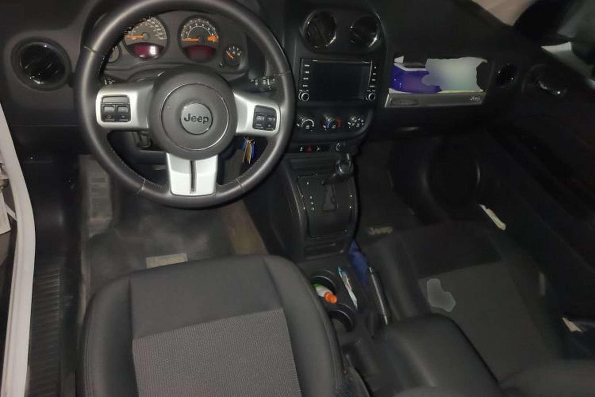 Used Jeep Compass 2013 2.0L two-wheel drive sport version Center Console