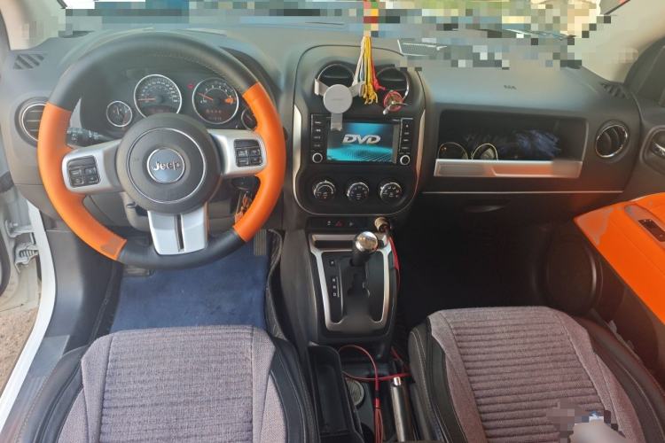 Used Jeep Compass 2013 2.4L four-wheel-drive sport version Center Console