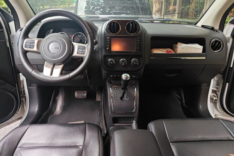 Used Jeep Compass 2013 2.4L Four-wheel Drive Black Edition with Navigation Center Console
