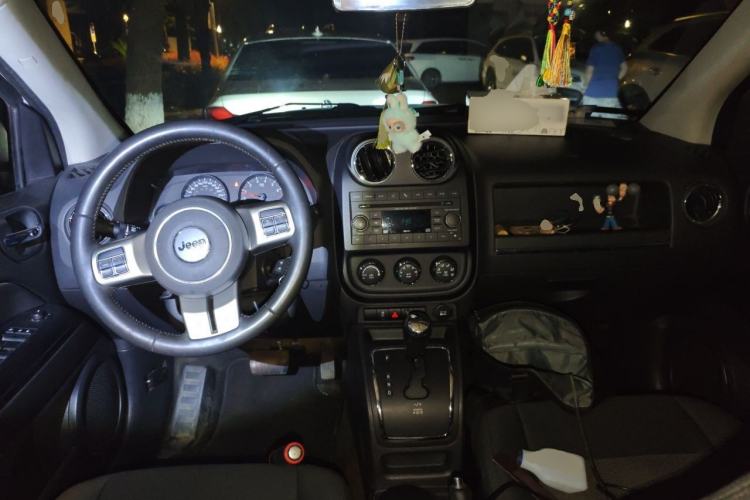 Used Jeep Compass 2013 2.4L four-wheel-drive sport version Center Console