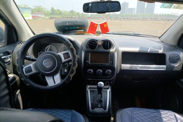 Used Jeep Compass 2013 2.4L four-wheel-drive sport version Center Console