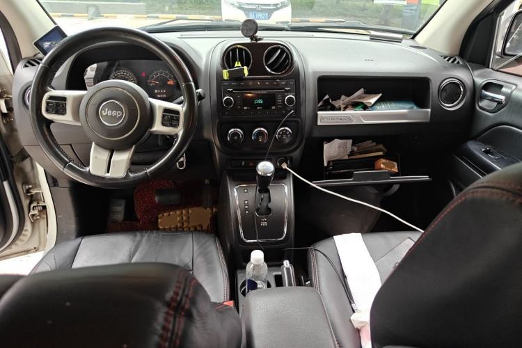 Used Jeep Compass 2013 2.4L four-wheel-drive sport version Center Console