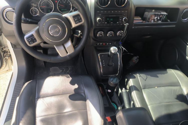 Used Jeep Compass 2013 2.0L Two-Wheel Drive Black Luxury Edition Center Console