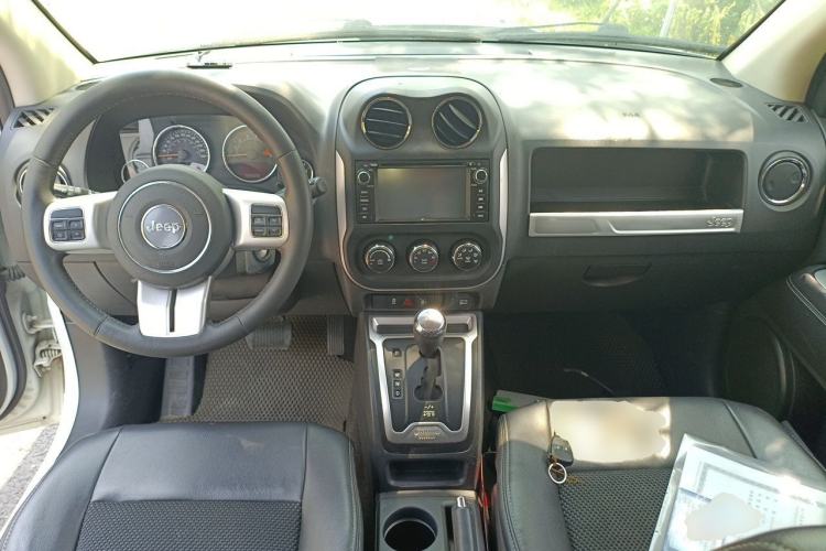 Used Jeep Compass 2013 2.4L four-wheel-drive sport version Center Console
