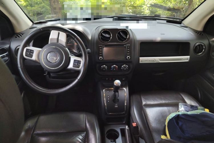 Used Jeep Compass 2013 2.0L two-wheel drive sport version Center Console