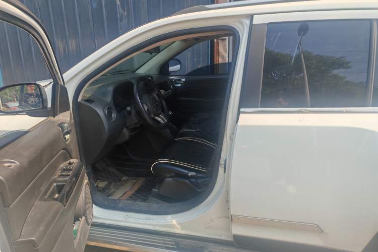 Used Jeep Compass 2013 2.0L two-wheel drive sport version Driver Seat
