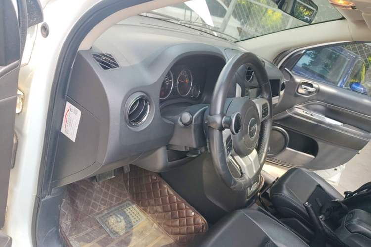 Used Jeep Compass 2013 2.4L four-wheel-drive sport version Driver Seat