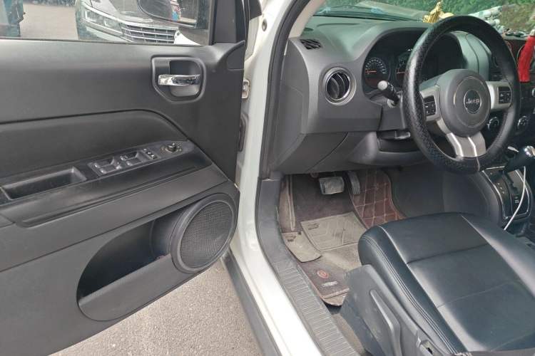 Used Jeep Compass 2013 2.0L two-wheel drive sport version Driver Seat