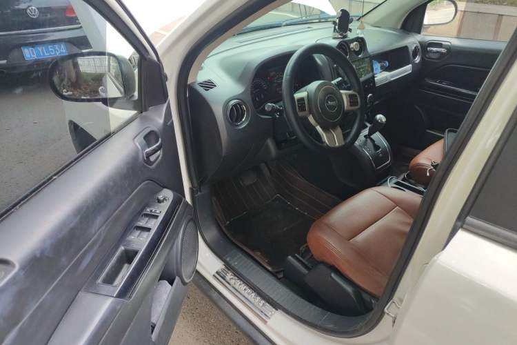 Used Jeep Compass 2013 2.4L four-wheel-drive sport version Driver Seat