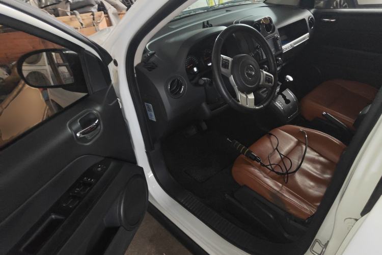 Used Jeep Compass 2013 2.0L two-wheel drive sport version Driver Seat