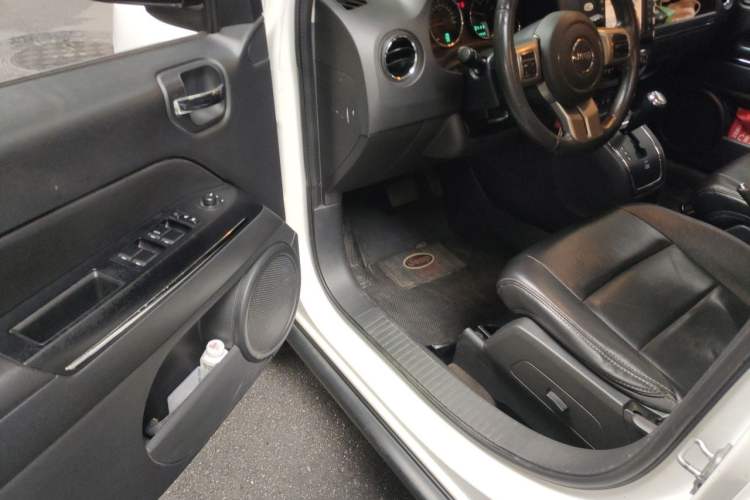 Used Jeep Compass 2013 2.4L four-wheel drive luxury version Driver Seat