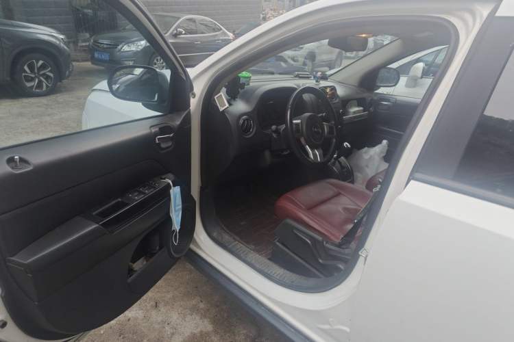 Used Jeep Compass 2013 2.4L four-wheel-drive sport version Driver Seat