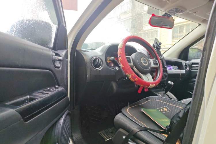 Used Jeep Compass 2013 2.0L two-wheel drive sport version Driver Seat