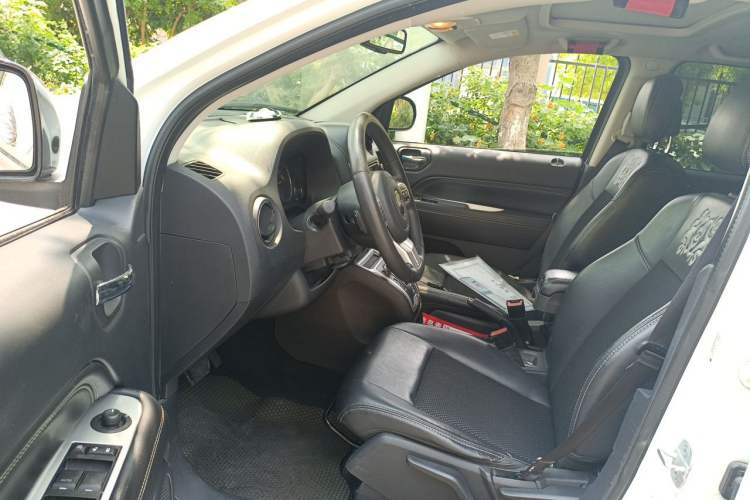 Used Jeep Compass 2013 2.4L four-wheel-drive sport version Driver Seat