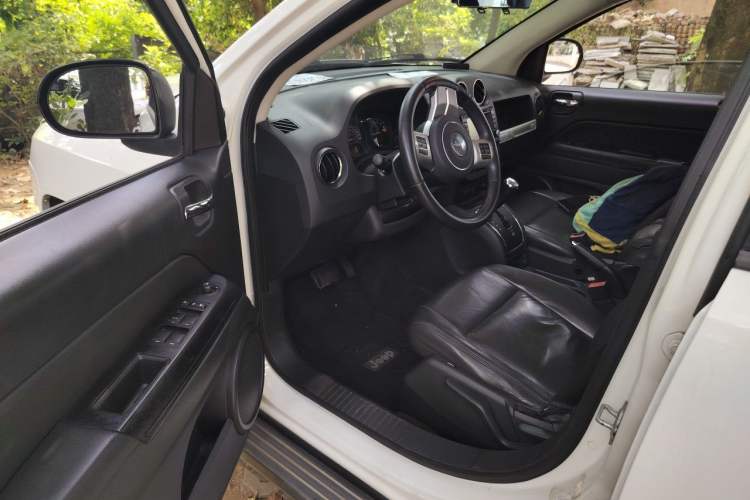 Used Jeep Compass 2013 2.0L two-wheel drive sport version Driver Seat