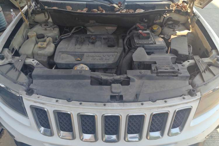 Used Jeep Compass 2013 2.0L two-wheel drive sport version Engine Bay