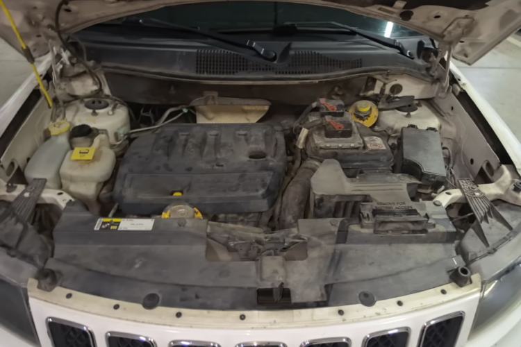 Used Jeep Compass 2013 2.0L two-wheel drive sport version Engine Bay