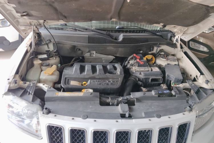 Used Jeep Compass 2013 2.4L four-wheel-drive sport version Engine Bay