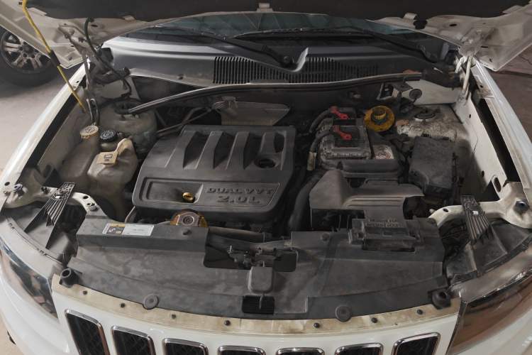 Used Jeep Compass 2013 2.0L two-wheel drive sport version Engine Bay
