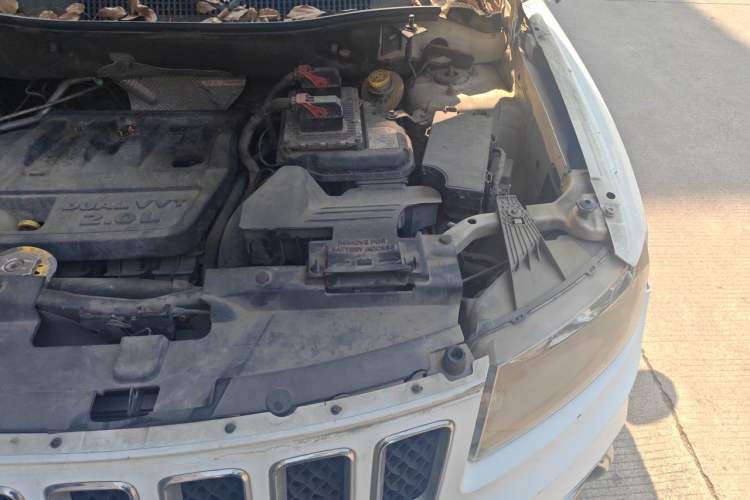 Used Jeep Compass 2013 2.0L two-wheel drive sport version Engine Bay Left
