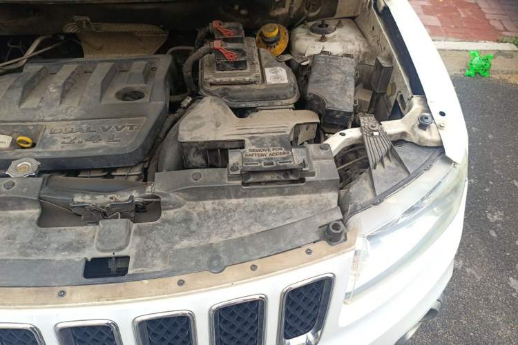 Used Jeep Compass 2013 2.4L four-wheel-drive sport version Engine Bay Left
