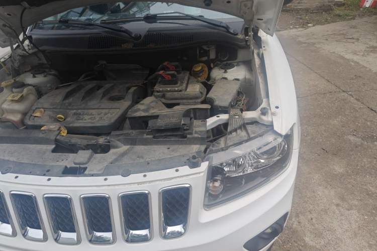 Used Jeep Compass 2013 2.4L four-wheel-drive sport version Engine Bay Left