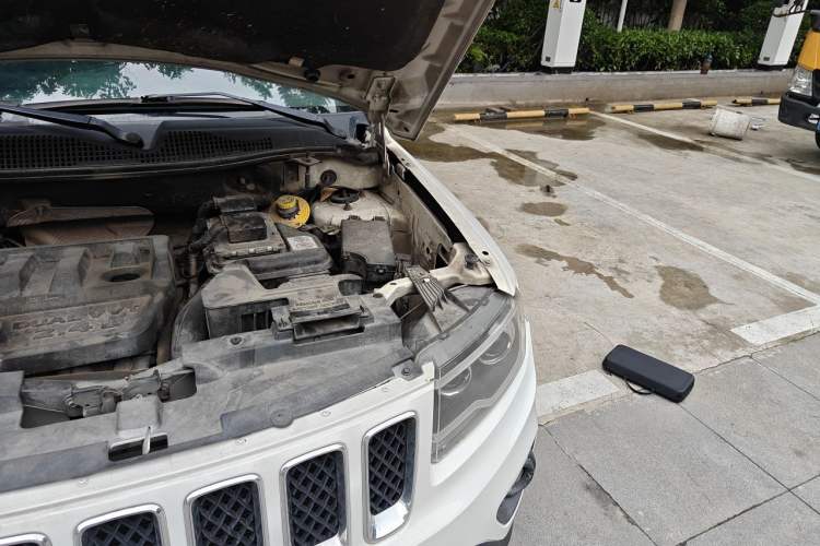 Used Jeep Compass 2013 2.4L four-wheel-drive sport version Engine Bay Left