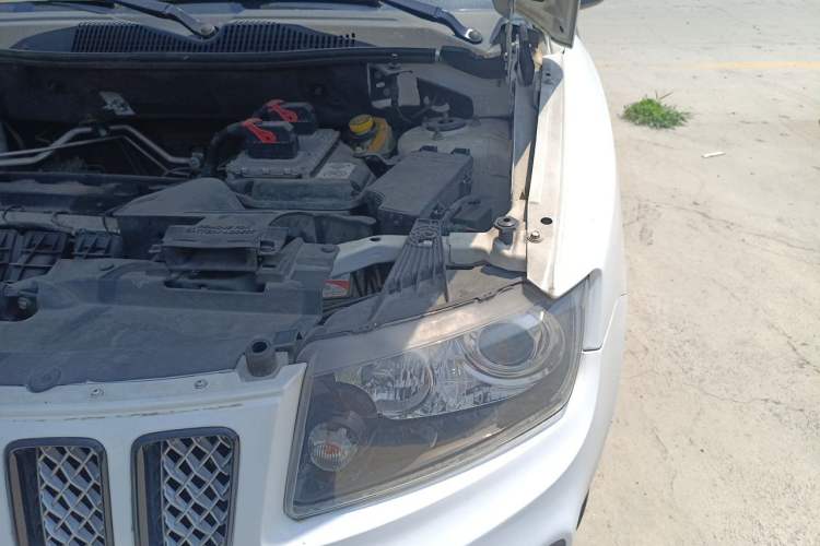 Used Jeep Compass 2013 2.4L four-wheel-drive sport version Engine Bay Left