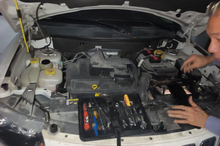 Used Jeep Compass 2013 2.0L two-wheel drive sport version Engine Bay