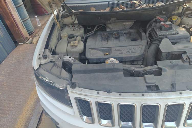 Used Jeep Compass 2013 2.0L two-wheel drive sport version Engine Bay Right