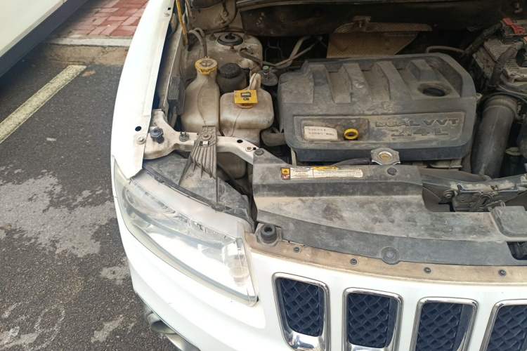 Used Jeep Compass 2013 2.4L four-wheel-drive sport version Engine Bay Right