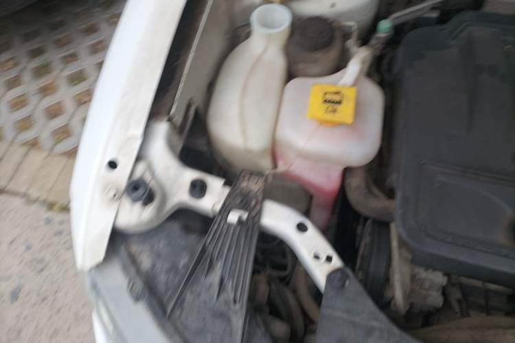 Used Jeep Compass 2013 2.4L four-wheel-drive sport version Engine Bay Right