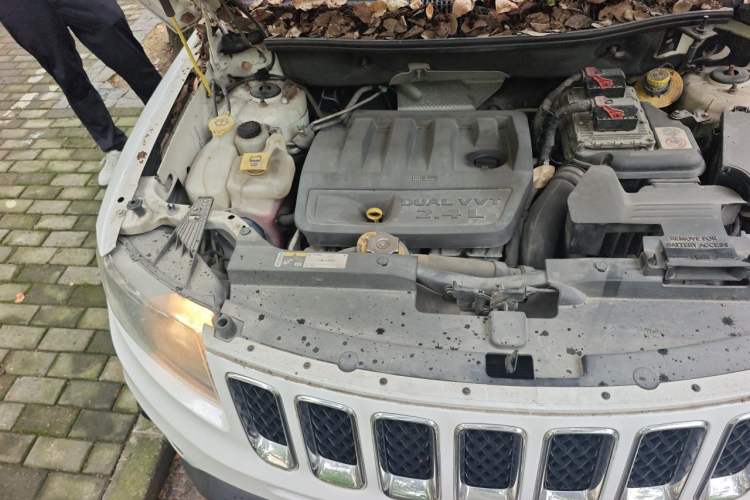 Used Jeep Compass 2013 2.4L four-wheel-drive sport version Engine Bay Right