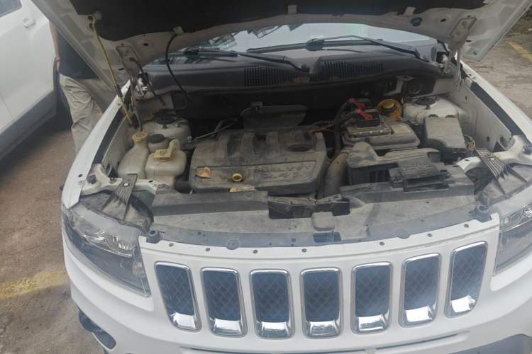 Used Jeep Compass 2013 2.4L four-wheel-drive sport version Engine Bay Right